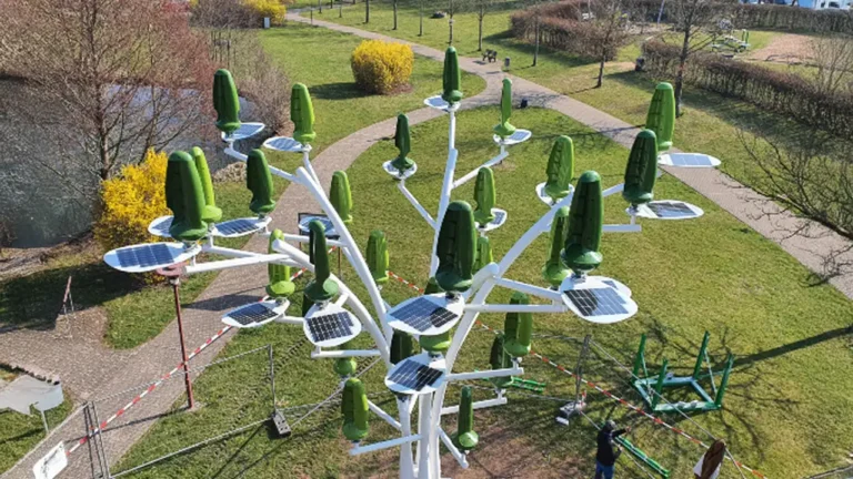 Árvore eólica com microturbinas em formato de folhas gerando energia em ambiente urbano.