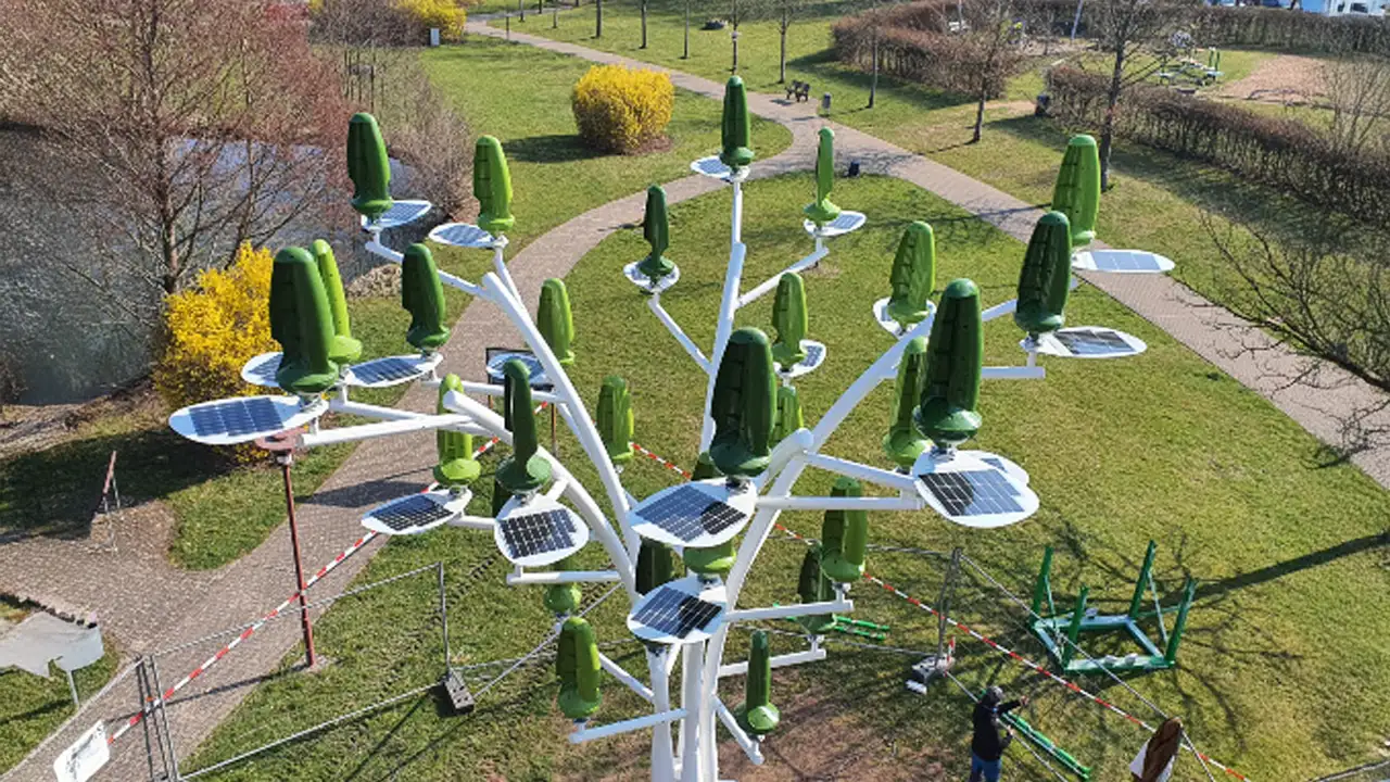 Árvore eólica com microturbinas em formato de folhas gerando energia em ambiente urbano.