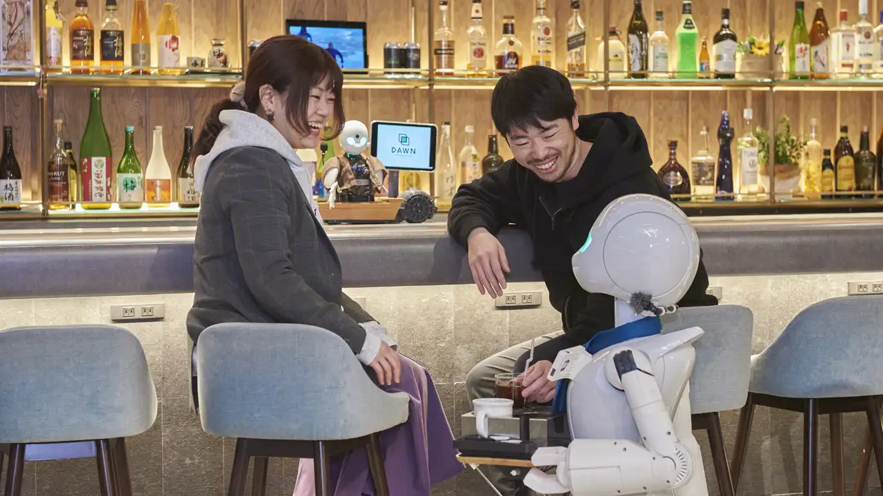 Robô avatar servindo clientes em café, controlado remotamente por pessoa com deficiência.