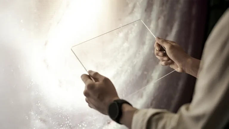 Película flexível de células solares de perovskita sendo testada como o futuro da energia solar.