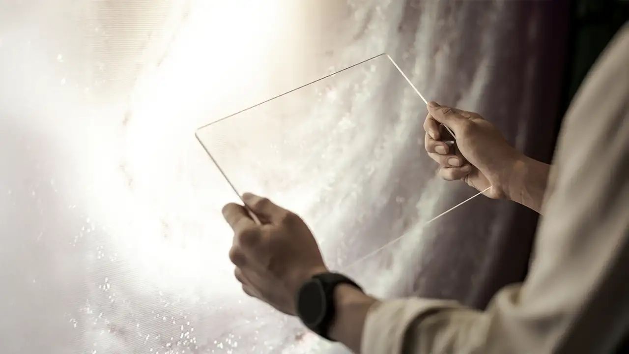 Película flexível de células solares de perovskita sendo testada como o futuro da energia solar.