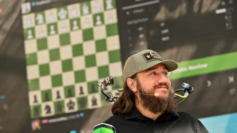 Noland Arbaugh, paciente tetraplégico, usando o chip cerebral da Neuralink para jogar xadrez no computador apenas com a força do pensamento.