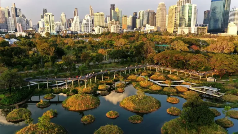 Ilustração de uma Cidade Esponja com jardins de chuva absorvendo água da tempestade