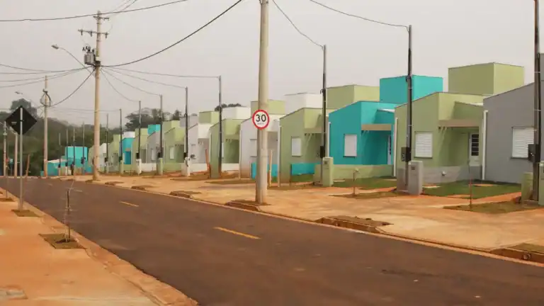 Foto aérea da Favela Marte, em São José do Rio Preto (SP), após a transformação do projeto Favela 3D, mostrando casas novas, coloridas e ruas urbanizadas