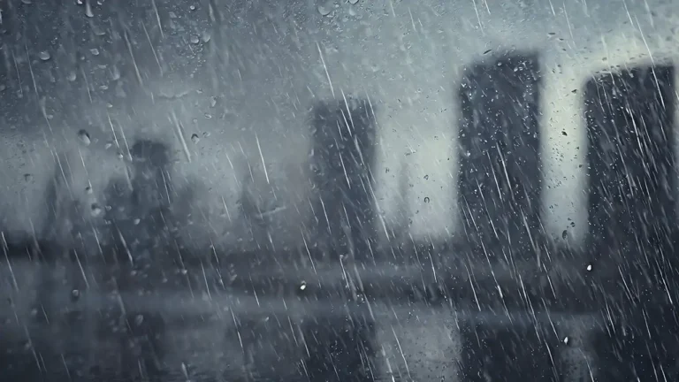 Close de gotas de chuva caindo sobre um painel gerador de energia W-DEG, ilustrando a conversão de água em eletricidade.