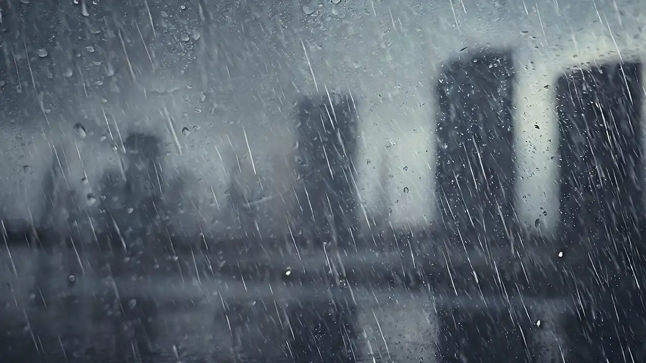 Close de gotas de chuva caindo sobre um painel gerador de energia W-DEG, ilustrando a conversão de água em eletricidade.