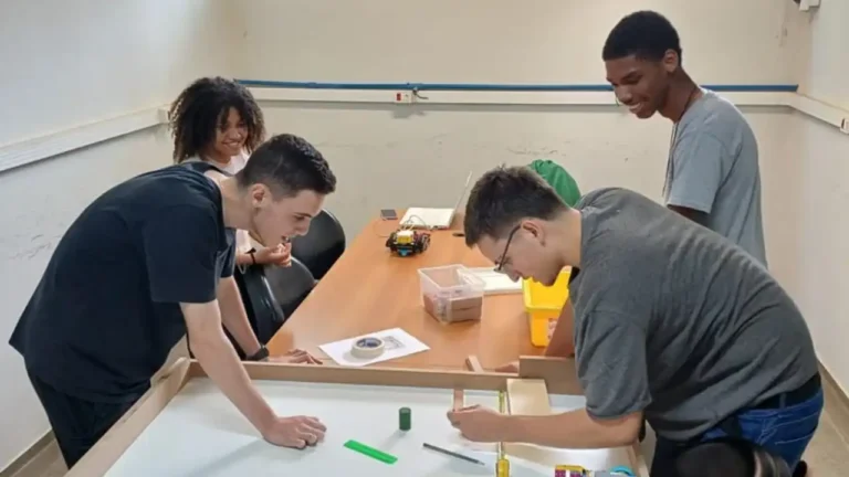 A foto da equipa (Davi, Handara, Luan e Maria Eduarda) a segurar o protótipo da luva robótica Mão Amiga