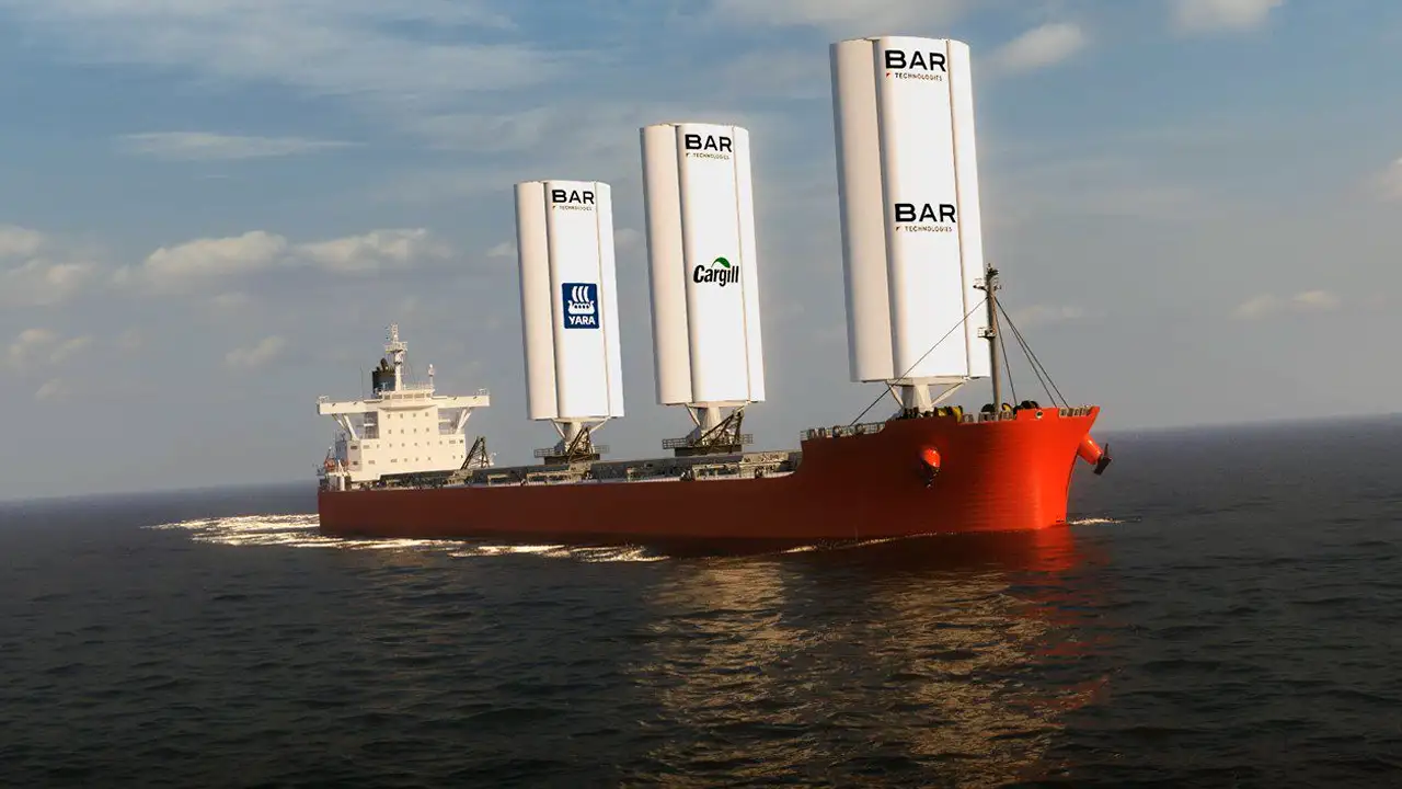 Navio cargueiro Pyxis Ocean navegando com suas velas rígidas WindWings erguidas para aproveitar a força do vento e economizar combustível.