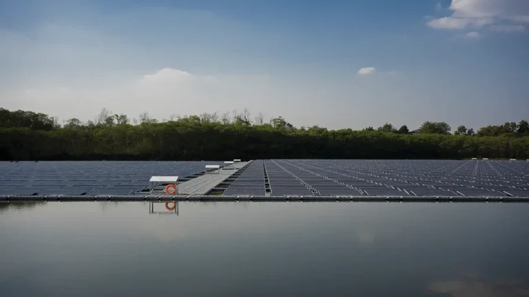 Hidropanéis da SOURCE instalados em ambiente árido, produzindo água potável a partir da umidade do ar.