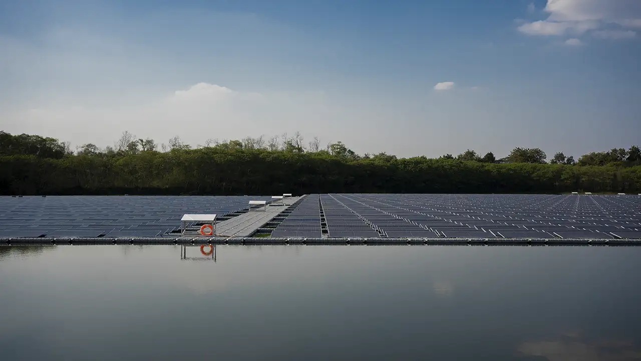 Hidropanéis da SOURCE instalados em ambiente árido, produzindo água potável a partir da umidade do ar.