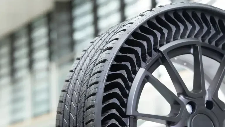 Detalhe do pneu sem ar da Michelin com estrutura aberta flexível que não precisa de calibração.