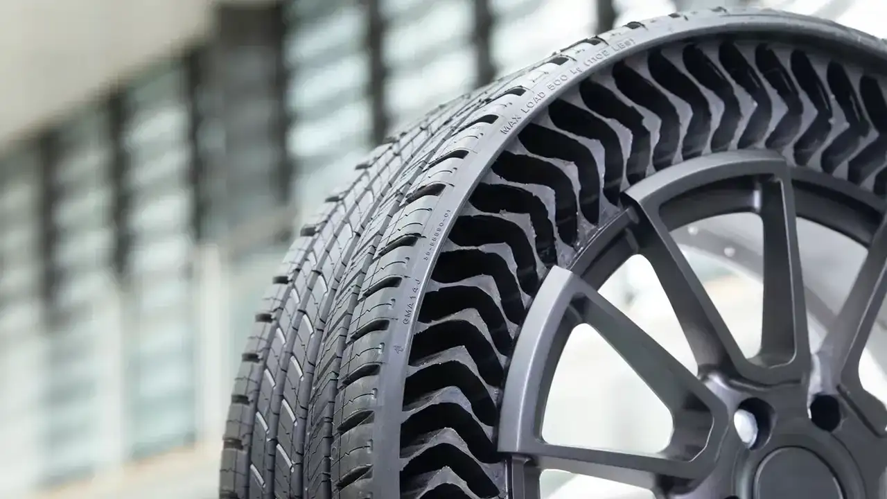 Detalhe do pneu sem ar da Michelin com estrutura aberta flexível que não precisa de calibração.