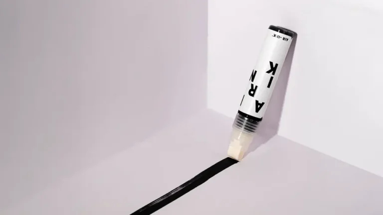 Caneta Air-Ink desenhando em papel, cuja tinta preta é produzida a partir da reciclagem de poluição do ar capturada de escapamentos.