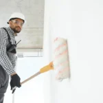 Amostra da tinta mais branca do mundo criada pela Universidade de Purdue, que reflete 98% da luz solar e resfria superfícies.