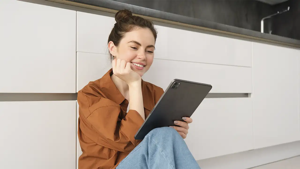 Pessoa utilizando o recurso Personal Voice da Apple no iPhone para acessibilidade