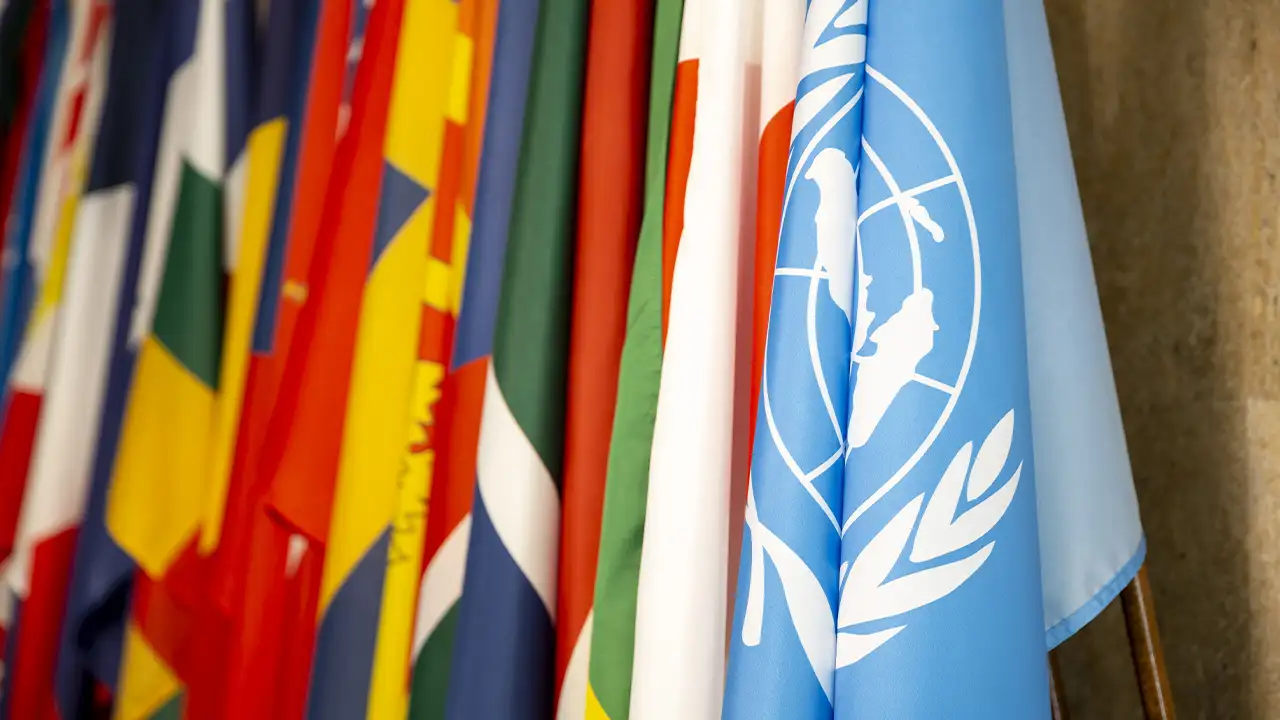 Assembleia das Nações Unidas discutindo o Tratado Global do Plástico com gráficos de sustentabilidade.