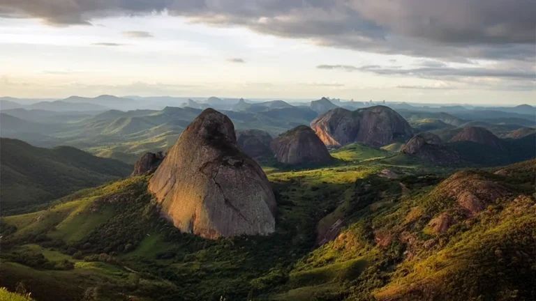 Vista aérea das instalações de mineração sustentável no Vale do Lítio, em Minas Gerais.