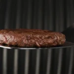 Hambúrguer de proteína feita de ar criado pela tecnologia Air Protein.