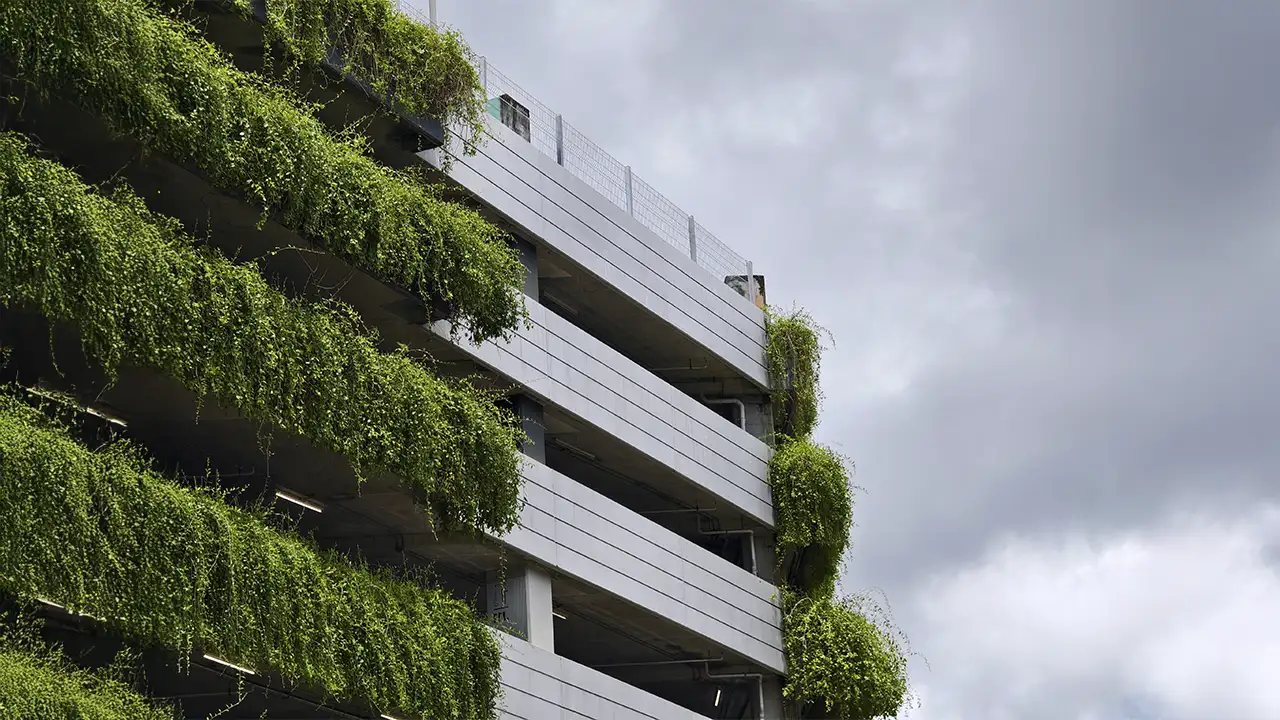 edifício com floresta vertical inteligente e tecnologia de inteligência artificial em são paulo