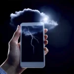 smartphone mostrando previsão de ciclones por ia no brasil