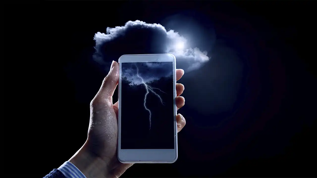 smartphone mostrando previsão de ciclones por ia no brasil