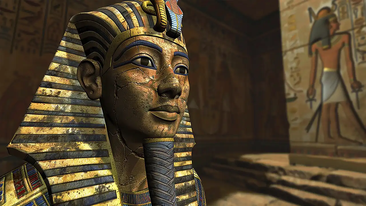 Detalhe da máscara dourada entre os tesouros de Tutancâmon no GEM