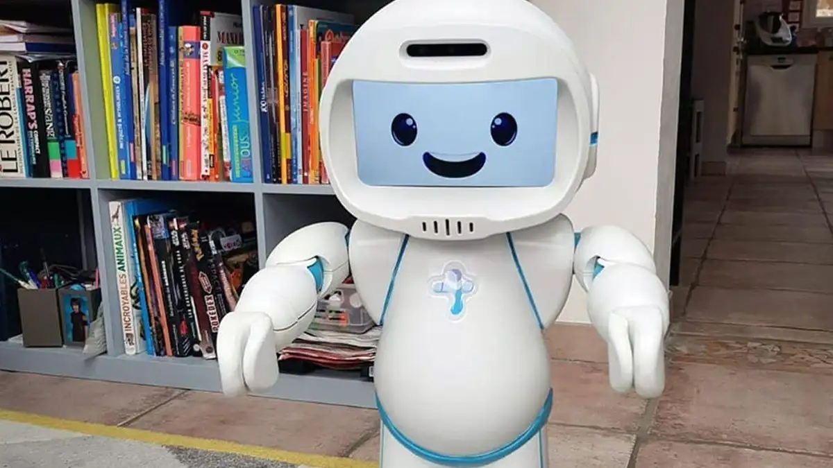 Robô interativo auxiliando criança em atividade de desenvolvimento social.