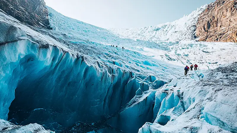 Cientistas investigam o glaciar Kon-Chukurbashi, no Tajiquistão, que continua crescendo apesar do aquecimento global. Entenda o mistério do "gelo amarelo".