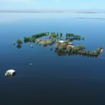 Imagem aérea do Lago Tulare ressurgindo sobre antigas áreas agrícolas na Califórnia.