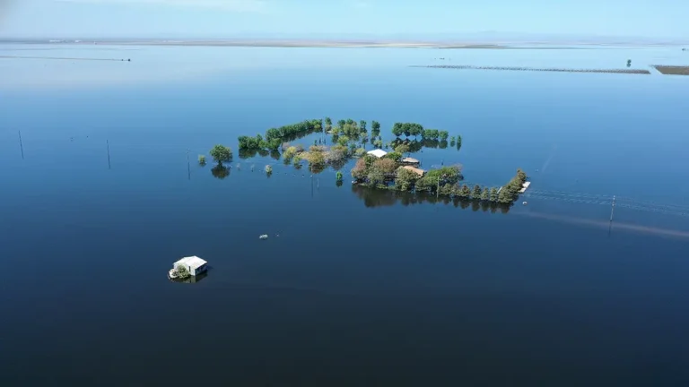 Imagem aérea do Lago Tulare ressurgindo sobre antigas áreas agrícolas na Califórnia.