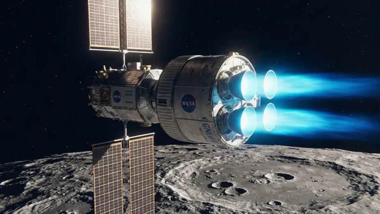 Ilustração realista da estação espacial Gateway orbitando a Lua, com seus motores de propulsão elétrica emitindo um brilho azul intenso de plasma.