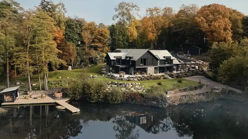 História incrível: Mulher ignora conselho do marido para "não perder tempo", entra em sorteio e ganha mansão de 4,5 milhões de libras