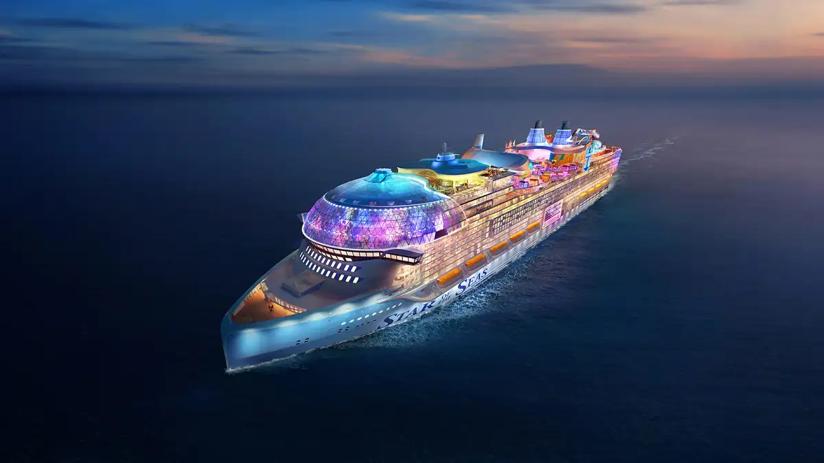 Primeiro cruzeiro a hidrogênio do mundo navegando em águas cristalinas, simbolizando o turismo sustentável.